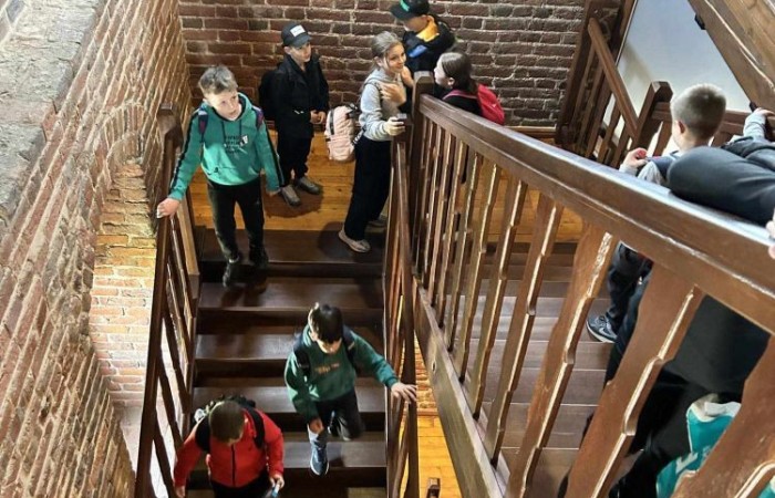 Klasy trzecie wybrały się wczoraj na wycieczkę do Elbląga. Tam na uczniów czekała masa atrakcji. W zasadzie już sama podróż była niesamowitym doświadczeniem, ponieważ środkiem lokomocji tym razem był pociąg. W samym Elblągu nasi uczniowie wzięli udział w zajęciach w parku trampolin Activity Park, po czym udali się do Tutti Santi na pyszną pizzę, przy okazji zgłębiając tajniki jej powstawania z pomocą kucharza Pana Mateusza. Kolejnym punktem wycieczki było zwiedzanie Starówki, które zakończyła przejażdżka tramwajem i powrót pociągiem. Nawiasem mówiąc, to chyba nowe ulubione środki transportu naszych trzecioklasistów.