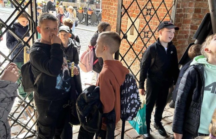 Klasy trzecie wybrały się wczoraj na wycieczkę do Elbląga. Tam na uczniów czekała masa atrakcji. W zasadzie już sama podróż była niesamowitym doświadczeniem, ponieważ środkiem lokomocji tym razem był pociąg. W samym Elblągu nasi uczniowie wzięli udział w zajęciach w parku trampolin Activity Park, po czym udali się do Tutti Santi na pyszną pizzę, przy okazji zgłębiając tajniki jej powstawania z pomocą kucharza Pana Mateusza. Kolejnym punktem wycieczki było zwiedzanie Starówki, które zakończyła przejażdżka tramwajem i powrót pociągiem. Nawiasem mówiąc, to chyba nowe ulubione środki transportu naszych trzecioklasistów.