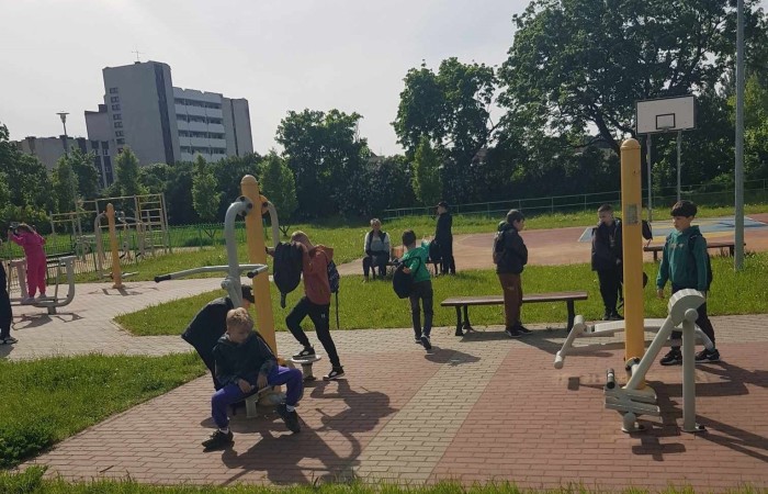 Klasy trzecie wybrały się wczoraj na wycieczkę do Elbląga. Tam na uczniów czekała masa atrakcji. W zasadzie już sama podróż była niesamowitym doświadczeniem, ponieważ środkiem lokomocji tym razem był pociąg. W samym Elblągu nasi uczniowie wzięli udział w zajęciach w parku trampolin Activity Park, po czym udali się do Tutti Santi na pyszną pizzę, przy okazji zgłębiając tajniki jej powstawania z pomocą kucharza Pana Mateusza. Kolejnym punktem wycieczki było zwiedzanie Starówki, które zakończyła przejażdżka tramwajem i powrót pociągiem. Nawiasem mówiąc, to chyba nowe ulubione środki transportu naszych trzecioklasistów.