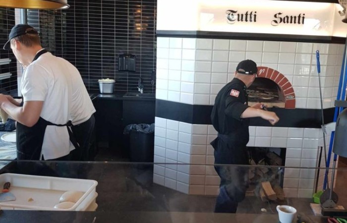 Klasy trzecie wybrały się wczoraj na wycieczkę do Elbląga. Tam na uczniów czekała masa atrakcji. W zasadzie już sama podróż była niesamowitym doświadczeniem, ponieważ środkiem lokomocji tym razem był pociąg. W samym Elblągu nasi uczniowie wzięli udział w zajęciach w parku trampolin Activity Park, po czym udali się do Tutti Santi na pyszną pizzę, przy okazji zgłębiając tajniki jej powstawania z pomocą kucharza Pana Mateusza. Kolejnym punktem wycieczki było zwiedzanie Starówki, które zakończyła przejażdżka tramwajem i powrót pociągiem. Nawiasem mówiąc, to chyba nowe ulubione środki transportu naszych trzecioklasistów.