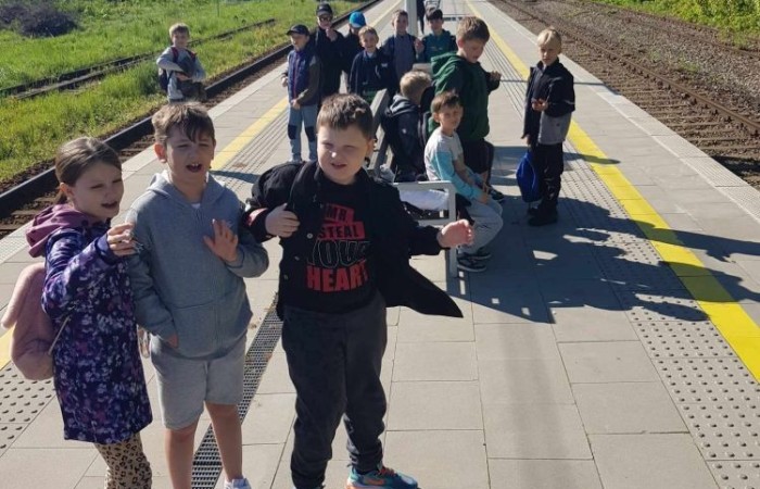 Klasy trzecie wybrały się wczoraj na wycieczkę do Elbląga. Tam na uczniów czekała masa atrakcji. W zasadzie już sama podróż była niesamowitym doświadczeniem, ponieważ środkiem lokomocji tym razem był pociąg. W samym Elblągu nasi uczniowie wzięli udział w zajęciach w parku trampolin Activity Park, po czym udali się do Tutti Santi na pyszną pizzę, przy okazji zgłębiając tajniki jej powstawania z pomocą kucharza Pana Mateusza. Kolejnym punktem wycieczki było zwiedzanie Starówki, które zakończyła przejażdżka tramwajem i powrót pociągiem. Nawiasem mówiąc, to chyba nowe ulubione środki transportu naszych trzecioklasistów.