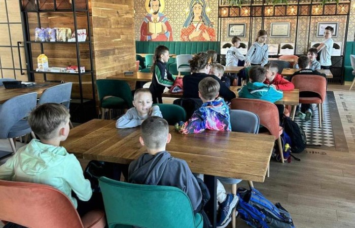 Klasy trzecie wybrały się wczoraj na wycieczkę do Elbląga. Tam na uczniów czekała masa atrakcji. W zasadzie już sama podróż była niesamowitym doświadczeniem, ponieważ środkiem lokomocji tym razem był pociąg. W samym Elblągu nasi uczniowie wzięli udział w zajęciach w parku trampolin Activity Park, po czym udali się do Tutti Santi na pyszną pizzę, przy okazji zgłębiając tajniki jej powstawania z pomocą kucharza Pana Mateusza. Kolejnym punktem wycieczki było zwiedzanie Starówki, które zakończyła przejażdżka tramwajem i powrót pociągiem. Nawiasem mówiąc, to chyba nowe ulubione środki transportu naszych trzecioklasistów.