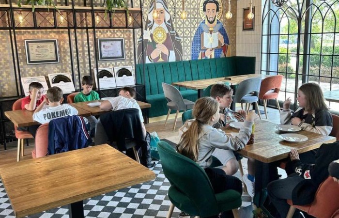 Klasy trzecie wybrały się wczoraj na wycieczkę do Elbląga. Tam na uczniów czekała masa atrakcji. W zasadzie już sama podróż była niesamowitym doświadczeniem, ponieważ środkiem lokomocji tym razem był pociąg. W samym Elblągu nasi uczniowie wzięli udział w zajęciach w parku trampolin Activity Park, po czym udali się do Tutti Santi na pyszną pizzę, przy okazji zgłębiając tajniki jej powstawania z pomocą kucharza Pana Mateusza. Kolejnym punktem wycieczki było zwiedzanie Starówki, które zakończyła przejażdżka tramwajem i powrót pociągiem. Nawiasem mówiąc, to chyba nowe ulubione środki transportu naszych trzecioklasistów.