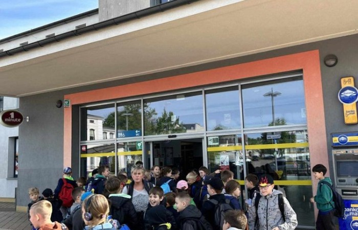 Klasy trzecie wybrały się wczoraj na wycieczkę do Elbląga. Tam na uczniów czekała masa atrakcji. W zasadzie już sama podróż była niesamowitym doświadczeniem, ponieważ środkiem lokomocji tym razem był pociąg. W samym Elblągu nasi uczniowie wzięli udział w zajęciach w parku trampolin Activity Park, po czym udali się do Tutti Santi na pyszną pizzę, przy okazji zgłębiając tajniki jej powstawania z pomocą kucharza Pana Mateusza. Kolejnym punktem wycieczki było zwiedzanie Starówki, które zakończyła przejażdżka tramwajem i powrót pociągiem. Nawiasem mówiąc, to chyba nowe ulubione środki transportu naszych trzecioklasistów.