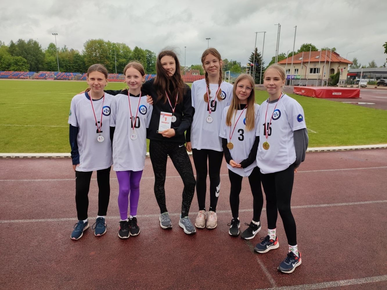 W piątek 10 maja 2024 na Stadionie Miejskim w Pasłęku odbyły się mistrzostwa powiatu elbląskiego w czwórboju lekkoatletycznym szkół podstawowych kl.5-6 w których wzięło udział 7 szkół. W trudnych warunkach pogodowych rozegrano cztery konkurencje lekkoatletyczne w kategorii dziewcząt i chłopców – bieg na 60m, skok w dal, rzut piłeczką palantową, bieg na 600m dziewcząt i 1000m chłopców. Poszczególne drużyny wykazały się sporymi umiejętnościami i uzyskały dobre wyniki.
Po zliczeniu wszystkich punktów najlepszą dziewczęcą drużyną okazała się reprezentacja naszej szkoły zajmując 1 miejsce z sumą 1158 pkt. wyprzedzając SP 3 Pasłęk (1130 pkt.).
Natomiast drużyna chłopców SP 2 Pasłęk zajęła 3 miejsce.
Składy drużyn :
Dziewczęta: Anna Demczak 6b, Lena Gromala 6b, Maja Hołub 5a, Weronika Jakubowska 5a, Zuzanna Sokołowska 6b, Lidia Szuniewicz 6a.
Chłopcy: Kacper Dembski 5b, Wiktor Furtak 6b, Antoni Kulot 6b, Igor Magrian 5a, Oliwier Pielech 6a, Julian Werema 6b.