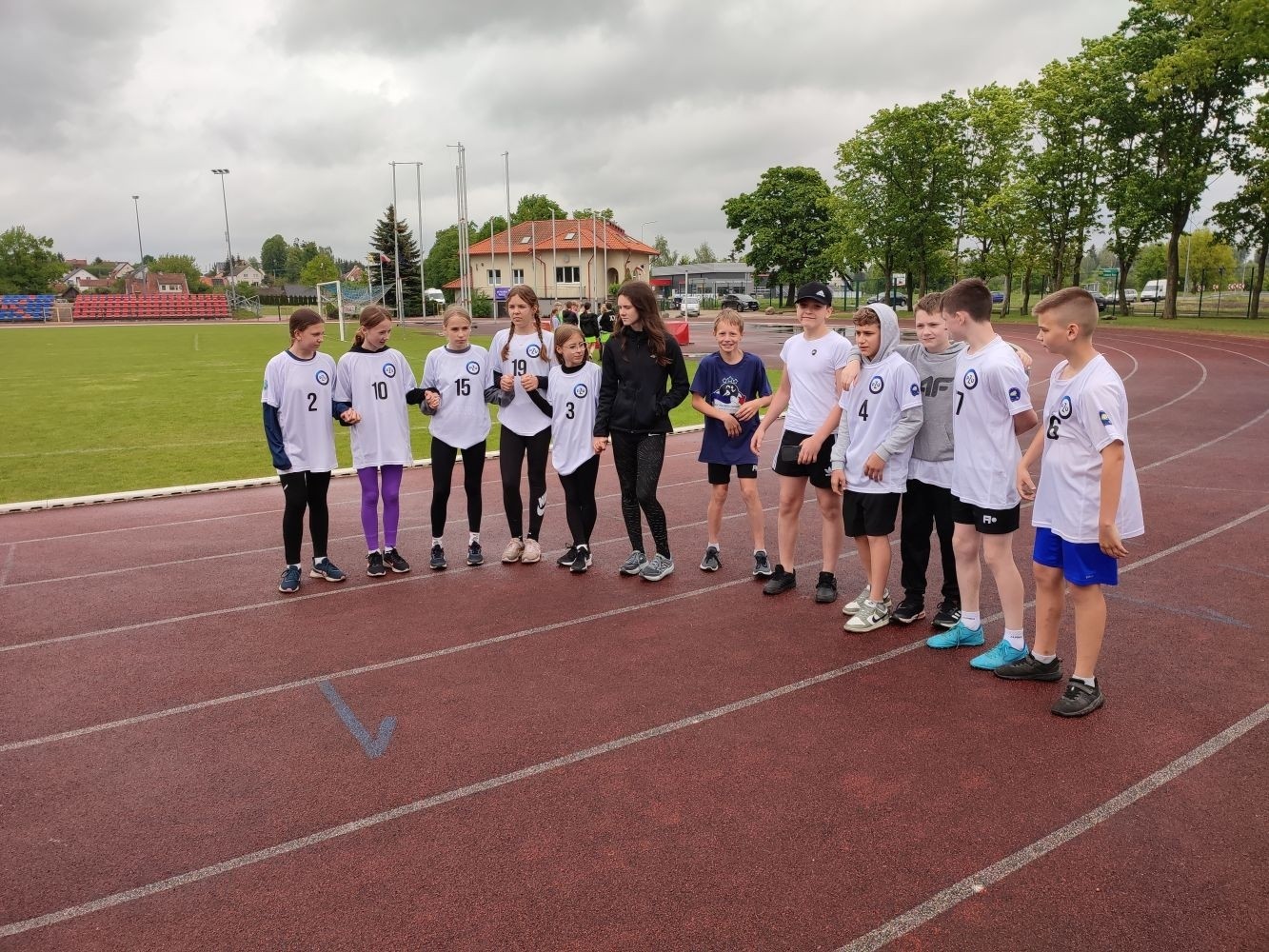 W piątek 10 maja 2024 na Stadionie Miejskim w Pasłęku odbyły się mistrzostwa powiatu elbląskiego w czwórboju lekkoatletycznym szkół podstawowych kl.5-6 w których wzięło udział 7 szkół. W trudnych warunkach pogodowych rozegrano cztery konkurencje lekkoatletyczne w kategorii dziewcząt i chłopców – bieg na 60m, skok w dal, rzut piłeczką palantową, bieg na 600m dziewcząt i 1000m chłopców. Poszczególne drużyny wykazały się sporymi umiejętnościami i uzyskały dobre wyniki.
Po zliczeniu wszystkich punktów najlepszą dziewczęcą drużyną okazała się reprezentacja naszej szkoły zajmując 1 miejsce z sumą 1158 pkt. wyprzedzając SP 3 Pasłęk (1130 pkt.).
Natomiast drużyna chłopców SP 2 Pasłęk zajęła 3 miejsce.
Składy drużyn :
Dziewczęta: Anna Demczak 6b, Lena Gromala 6b, Maja Hołub 5a, Weronika Jakubowska 5a, Zuzanna Sokołowska 6b, Lidia Szuniewicz 6a.
Chłopcy: Kacper Dembski 5b, Wiktor Furtak 6b, Antoni Kulot 6b, Igor Magrian 5a, Oliwier Pielech 6a, Julian Werema 6b.