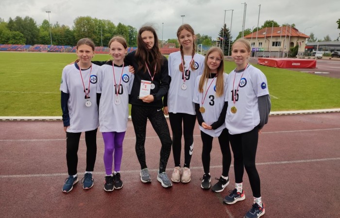 W piątek 10 maja 2024 na Stadionie Miejskim w Pasłęku odbyły się mistrzostwa powiatu elbląskiego w czwórboju lekkoatletycznym szkół podstawowych kl.5-6 w których wzięło udział 7 szkół. W trudnych warunkach pogodowych rozegrano cztery konkurencje lekkoatletyczne w kategorii dziewcząt i chłopców – bieg na 60m, skok w dal, rzut piłeczką palantową, bieg na 600m dziewcząt i 1000m chłopców. Poszczególne drużyny wykazały się sporymi umiejętnościami i uzyskały dobre wyniki.
Po zliczeniu wszystkich punktów najlepszą dziewczęcą drużyną okazała się reprezentacja naszej szkoły zajmując 1 miejsce z sumą 1158 pkt. wyprzedzając SP 3 Pasłęk (1130 pkt.).
Natomiast drużyna chłopców SP 2 Pasłęk zajęła 3 miejsce.
Składy drużyn :
Dziewczęta: Anna Demczak 6b, Lena Gromala 6b, Maja Hołub 5a, Weronika Jakubowska 5a, Zuzanna Sokołowska 6b, Lidia Szuniewicz 6a.
Chłopcy: Kacper Dembski 5b, Wiktor Furtak 6b, Antoni Kulot 6b, Igor Magrian 5a, Oliwier Pielech 6a, Julian Werema 6b.