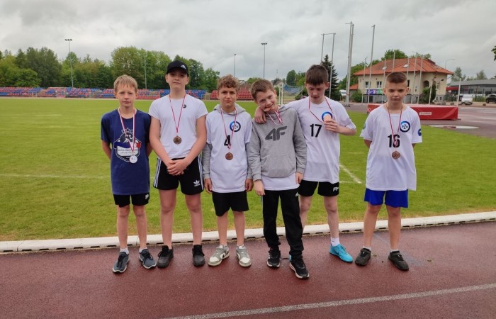 W piątek 10 maja 2024 na Stadionie Miejskim w Pasłęku odbyły się mistrzostwa powiatu elbląskiego w czwórboju lekkoatletycznym szkół podstawowych kl.5-6 w których wzięło udział 7 szkół. W trudnych warunkach pogodowych rozegrano cztery konkurencje lekkoatletyczne w kategorii dziewcząt i chłopców – bieg na 60m, skok w dal, rzut piłeczką palantową, bieg na 600m dziewcząt i 1000m chłopców. Poszczególne drużyny wykazały się sporymi umiejętnościami i uzyskały dobre wyniki.
Po zliczeniu wszystkich punktów najlepszą dziewczęcą drużyną okazała się reprezentacja naszej szkoły zajmując 1 miejsce z sumą 1158 pkt. wyprzedzając SP 3 Pasłęk (1130 pkt.).
Natomiast drużyna chłopców SP 2 Pasłęk zajęła 3 miejsce.
Składy drużyn :
Dziewczęta: Anna Demczak 6b, Lena Gromala 6b, Maja Hołub 5a, Weronika Jakubowska 5a, Zuzanna Sokołowska 6b, Lidia Szuniewicz 6a.
Chłopcy: Kacper Dembski 5b, Wiktor Furtak 6b, Antoni Kulot 6b, Igor Magrian 5a, Oliwier Pielech 6a, Julian Werema 6b.