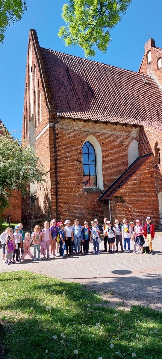 13.05 uczniowie klasy 1b postanowili wykorzystać dobrą pogodę i w ramach projektu eTwinning 