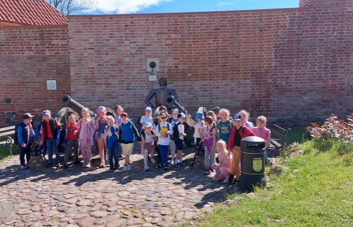 13.05 uczniowie klasy 1b postanowili wykorzystać dobrą pogodę i w ramach projektu eTwinning 