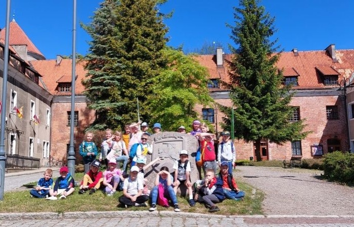 13.05 uczniowie klasy 1b postanowili wykorzystać dobrą pogodę i w ramach projektu eTwinning 