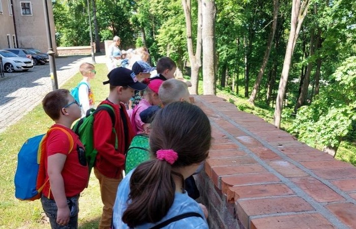 13.05 uczniowie klasy 1b postanowili wykorzystać dobrą pogodę i w ramach projektu eTwinning 