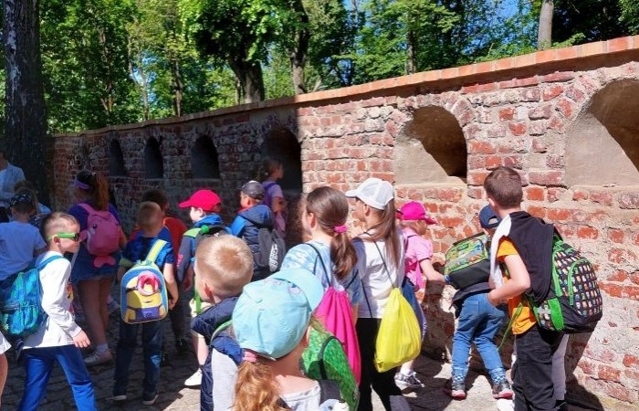 13.05 uczniowie klasy 1b postanowili wykorzystać dobrą pogodę i w ramach projektu eTwinning 