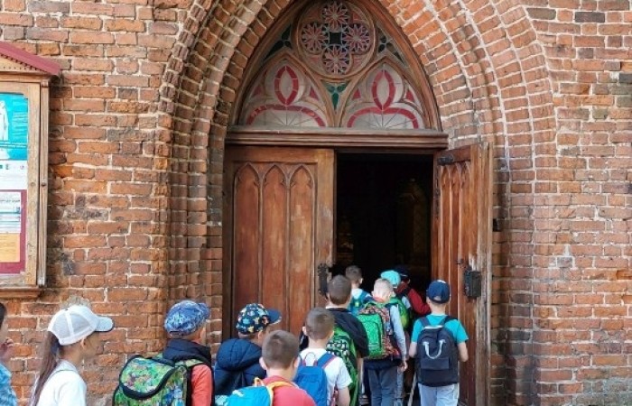 13.05 uczniowie klasy 1b postanowili wykorzystać dobrą pogodę i w ramach projektu eTwinning 