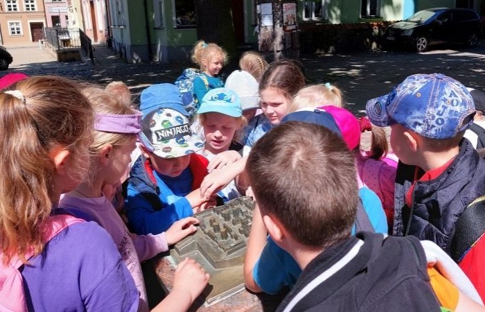 13.05 uczniowie klasy 1b postanowili wykorzystać dobrą pogodę i w ramach projektu eTwinning 