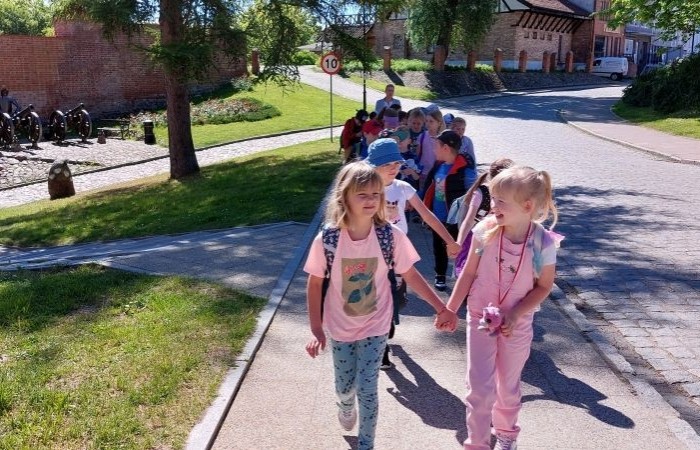 13.05 uczniowie klasy 1b postanowili wykorzystać dobrą pogodę i w ramach projektu eTwinning 