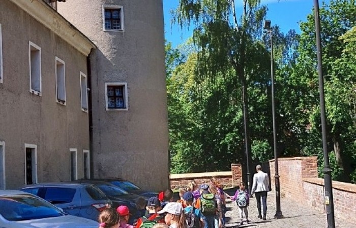 13.05 uczniowie klasy 1b postanowili wykorzystać dobrą pogodę i w ramach projektu eTwinning 