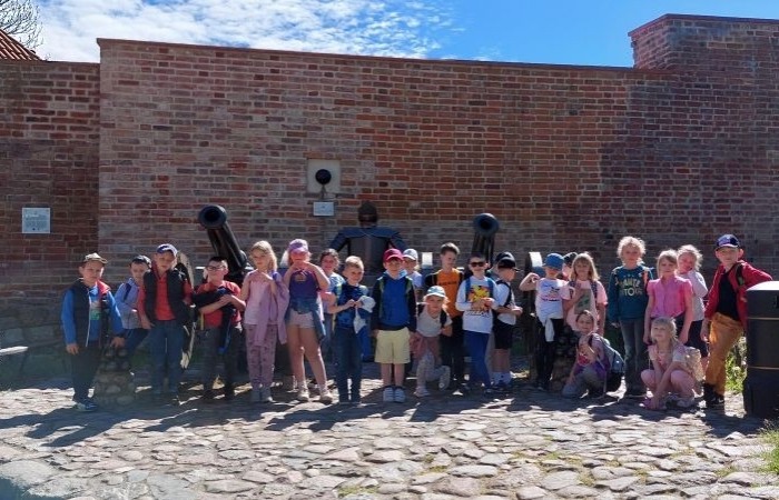 13.05 uczniowie klasy 1b postanowili wykorzystać dobrą pogodę i w ramach projektu eTwinning 