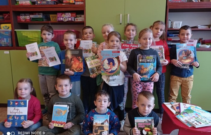 Promując zdrowe odżywianie , jedzenie owoców i warzyw w grupach przedszkolnych odbywają się różne ciekawe zajęcia i konkursy. W zerówce odbył się konkurs plastyczny dla dzieci i ich rodziców którego celem było wykonanie kukiełki z warzyw. Powstało wiele ciekawych prac, a dzieci poznały że warzywami można się także bawić.