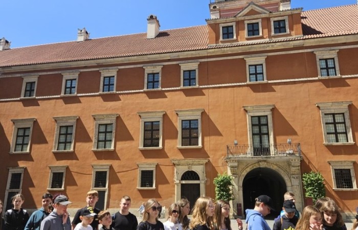 W dniach 15-16 maja klasy VII a, VII b i VI a odwiedziły stolicę. Pierwszy dzień rozpoczęliśmy od Placu Zamkowego i kolumny Zygmunta. Zwiedziliśmy Zamek Królewski i przespacerowaliśmy się bulwarem nadwiślańskim pod pomnik Syrenki, gdzie zrobiliśmy pamiątkowe zdjęcie. Popołudnie spędziliśmy w Centrum Nauki Kopernik. Drugi dzień rozpoczęliśmy spacerem po Parku Łazienkowskim, następnie przeszliśmy Krakowskim Przedmieściem pod Grób Nieznanego Żołnierza i Pałac Prezydencki. Oczywiście nie ominęliśmy też najbardziej charakterystycznego miejsca w Warszawie, czyli Pałacu Kultury i Nauki. Ostatnim punktem wycieczki była wizyta w Muzeum Powstania Warszawskiego. To były dwa dni pełne niezapomnianych wrażeń