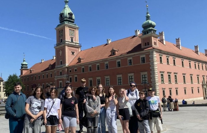 W dniach 15-16 maja klasy VII a, VII b i VI a odwiedziły stolicę. Pierwszy dzień rozpoczęliśmy od Placu Zamkowego i kolumny Zygmunta. Zwiedziliśmy Zamek Królewski i przespacerowaliśmy się bulwarem nadwiślańskim pod pomnik Syrenki, gdzie zrobiliśmy pamiątkowe zdjęcie. Popołudnie spędziliśmy w Centrum Nauki Kopernik. Drugi dzień rozpoczęliśmy spacerem po Parku Łazienkowskim, następnie przeszliśmy Krakowskim Przedmieściem pod Grób Nieznanego Żołnierza i Pałac Prezydencki. Oczywiście nie ominęliśmy też najbardziej charakterystycznego miejsca w Warszawie, czyli Pałacu Kultury i Nauki. Ostatnim punktem wycieczki była wizyta w Muzeum Powstania Warszawskiego. To były dwa dni pełne niezapomnianych wrażeń