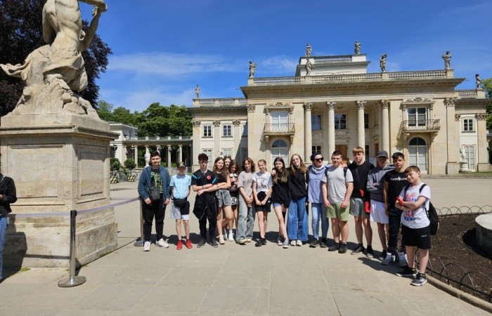 W dniach 15-16 maja klasy VII a, VII b i VI a odwiedziły stolicę. Pierwszy dzień rozpoczęliśmy od Placu Zamkowego i kolumny Zygmunta. Zwiedziliśmy Zamek Królewski i przespacerowaliśmy się bulwarem nadwiślańskim pod pomnik Syrenki, gdzie zrobiliśmy pamiątkowe zdjęcie. Popołudnie spędziliśmy w Centrum Nauki Kopernik. Drugi dzień rozpoczęliśmy spacerem po Parku Łazienkowskim, następnie przeszliśmy Krakowskim Przedmieściem pod Grób Nieznanego Żołnierza i Pałac Prezydencki. Oczywiście nie ominęliśmy też najbardziej charakterystycznego miejsca w Warszawie, czyli Pałacu Kultury i Nauki. Ostatnim punktem wycieczki była wizyta w Muzeum Powstania Warszawskiego. To były dwa dni pełne niezapomnianych wrażeń