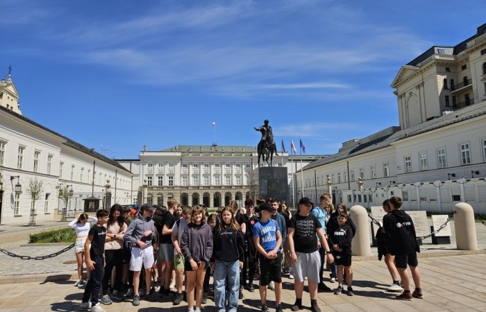 W dniach 15-16 maja klasy VII a, VII b i VI a odwiedziły stolicę. Pierwszy dzień rozpoczęliśmy od Placu Zamkowego i kolumny Zygmunta. Zwiedziliśmy Zamek Królewski i przespacerowaliśmy się bulwarem nadwiślańskim pod pomnik Syrenki, gdzie zrobiliśmy pamiątkowe zdjęcie. Popołudnie spędziliśmy w Centrum Nauki Kopernik. Drugi dzień rozpoczęliśmy spacerem po Parku Łazienkowskim, następnie przeszliśmy Krakowskim Przedmieściem pod Grób Nieznanego Żołnierza i Pałac Prezydencki. Oczywiście nie ominęliśmy też najbardziej charakterystycznego miejsca w Warszawie, czyli Pałacu Kultury i Nauki. Ostatnim punktem wycieczki była wizyta w Muzeum Powstania Warszawskiego. To były dwa dni pełne niezapomnianych wrażeń