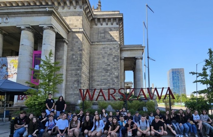 W dniach 15-16 maja klasy VII a, VII b i VI a odwiedziły stolicę. Pierwszy dzień rozpoczęliśmy od Placu Zamkowego i kolumny Zygmunta. Zwiedziliśmy Zamek Królewski i przespacerowaliśmy się bulwarem nadwiślańskim pod pomnik Syrenki, gdzie zrobiliśmy pamiątkowe zdjęcie. Popołudnie spędziliśmy w Centrum Nauki Kopernik. Drugi dzień rozpoczęliśmy spacerem po Parku Łazienkowskim, następnie przeszliśmy Krakowskim Przedmieściem pod Grób Nieznanego Żołnierza i Pałac Prezydencki. Oczywiście nie ominęliśmy też najbardziej charakterystycznego miejsca w Warszawie, czyli Pałacu Kultury i Nauki. Ostatnim punktem wycieczki była wizyta w Muzeum Powstania Warszawskiego. To były dwa dni pełne niezapomnianych wrażeń