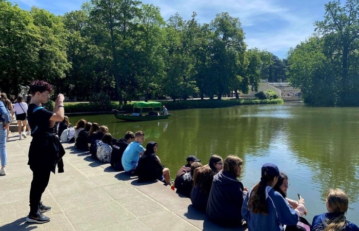 W dniach 15-16 maja klasy VII a, VII b i VI a odwiedziły stolicę. Pierwszy dzień rozpoczęliśmy od Placu Zamkowego i kolumny Zygmunta. Zwiedziliśmy Zamek Królewski i przespacerowaliśmy się bulwarem nadwiślańskim pod pomnik Syrenki, gdzie zrobiliśmy pamiątkowe zdjęcie. Popołudnie spędziliśmy w Centrum Nauki Kopernik. Drugi dzień rozpoczęliśmy spacerem po Parku Łazienkowskim, następnie przeszliśmy Krakowskim Przedmieściem pod Grób Nieznanego Żołnierza i Pałac Prezydencki. Oczywiście nie ominęliśmy też najbardziej charakterystycznego miejsca w Warszawie, czyli Pałacu Kultury i Nauki. Ostatnim punktem wycieczki była wizyta w Muzeum Powstania Warszawskiego. To były dwa dni pełne niezapomnianych wrażeń