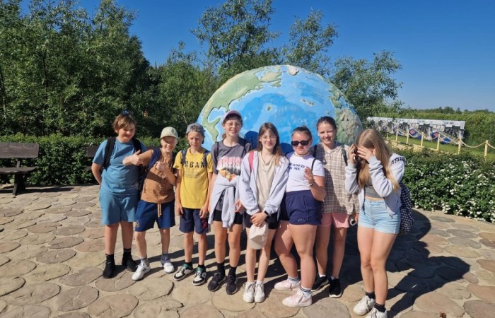 W dniach 15-18 maja 2024 roku uczniowie klas 4A i 5B wybrali się na wycieczkę do Łeby. Oto krótkie podsumowanie ich przygody.
Wizyta w Słowińskim Parku Narodowym była niezapomniana. Ruchome wydmy to unikalne miejsce, gdzie piaskowe pagórki przemieszczają się pod wpływem wiatru. Uczniowie mieli okazję spacerować po tych wydmach i podziwiać piękno natury.
W Łebie Parku czekało na nich wiele atrakcji: Zamek Strachu - dla odważnych, którzy lubią emocje; pojazdy Flinstonów - ciekawa atrakcja dla fanów kultowego serialu, Kopalnia złota - poszukiwanie skarbów; Labirynt magicznych luster - złudzenie nieskończonego lustra; zjeżdżalnie wodne 4 w 1 oraz zjeżdżalnia Boomerang - dla fanów wodnych atrakcji, zjazd na pontonach bez potrzeby przebierania się w stroje kąpielowe, wysokość ślizgu – 10 metrów; Diabelski Młyn, wysoki na 27 metrów wyposażony w 20 gondoli stoi nieopodal naszych zjeżdżalni, widok z góry zapiera dech w piersiach; park trampolin - ogromna przestrzeń, wypełniona parkourem, trampolinami, koszykówką, a także miejscem do robienia salt,  po których bezpiecznie wylądujesz na poduchę; autodrom - atrakcja którą zna niemal każdy! To must-have każdego parku rozrywki.
Uczniowie przemieszczali się po Łebie na melexach, co było wygodnym i ekscytującym środkiem transportu. Na koniec dnia uczniowie odpoczywali w Ośrodku Wypoczynkowym Fregata, gdzie mogli zrelaksować się po pełnym wrażeń dniu.
Wycieczka była udana, a uczniowie wrócili do domu z pięknymi wspomnieniami!