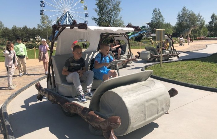 W dniach 15-18 maja 2024 roku uczniowie klas 4A i 5B wybrali się na wycieczkę do Łeby. Oto krótkie podsumowanie ich przygody.
Wizyta w Słowińskim Parku Narodowym była niezapomniana. Ruchome wydmy to unikalne miejsce, gdzie piaskowe pagórki przemieszczają się pod wpływem wiatru. Uczniowie mieli okazję spacerować po tych wydmach i podziwiać piękno natury.
W Łebie Parku czekało na nich wiele atrakcji: Zamek Strachu - dla odważnych, którzy lubią emocje; pojazdy Flinstonów - ciekawa atrakcja dla fanów kultowego serialu, Kopalnia złota - poszukiwanie skarbów; Labirynt magicznych luster - złudzenie nieskończonego lustra; zjeżdżalnie wodne 4 w 1 oraz zjeżdżalnia Boomerang - dla fanów wodnych atrakcji, zjazd na pontonach bez potrzeby przebierania się w stroje kąpielowe, wysokość ślizgu – 10 metrów; Diabelski Młyn, wysoki na 27 metrów wyposażony w 20 gondoli stoi nieopodal naszych zjeżdżalni, widok z góry zapiera dech w piersiach; park trampolin - ogromna przestrzeń, wypełniona parkourem, trampolinami, koszykówką, a także miejscem do robienia salt,  po których bezpiecznie wylądujesz na poduchę; autodrom - atrakcja którą zna niemal każdy! To must-have każdego parku rozrywki.
Uczniowie przemieszczali się po Łebie na melexach, co było wygodnym i ekscytującym środkiem transportu. Na koniec dnia uczniowie odpoczywali w Ośrodku Wypoczynkowym Fregata, gdzie mogli zrelaksować się po pełnym wrażeń dniu.
Wycieczka była udana, a uczniowie wrócili do domu z pięknymi wspomnieniami!