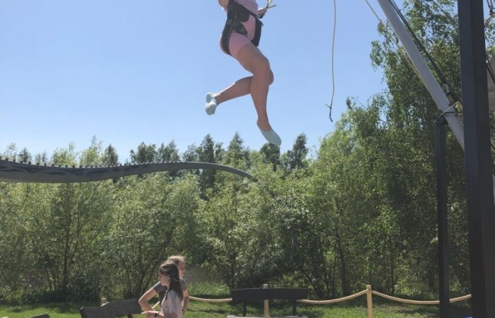 W dniach 15-18 maja 2024 roku uczniowie klas 4A i 5B wybrali się na wycieczkę do Łeby. Oto krótkie podsumowanie ich przygody.
Wizyta w Słowińskim Parku Narodowym była niezapomniana. Ruchome wydmy to unikalne miejsce, gdzie piaskowe pagórki przemieszczają się pod wpływem wiatru. Uczniowie mieli okazję spacerować po tych wydmach i podziwiać piękno natury.
W Łebie Parku czekało na nich wiele atrakcji: Zamek Strachu - dla odważnych, którzy lubią emocje; pojazdy Flinstonów - ciekawa atrakcja dla fanów kultowego serialu, Kopalnia złota - poszukiwanie skarbów; Labirynt magicznych luster - złudzenie nieskończonego lustra; zjeżdżalnie wodne 4 w 1 oraz zjeżdżalnia Boomerang - dla fanów wodnych atrakcji, zjazd na pontonach bez potrzeby przebierania się w stroje kąpielowe, wysokość ślizgu – 10 metrów; Diabelski Młyn, wysoki na 27 metrów wyposażony w 20 gondoli stoi nieopodal naszych zjeżdżalni, widok z góry zapiera dech w piersiach; park trampolin - ogromna przestrzeń, wypełniona parkourem, trampolinami, koszykówką, a także miejscem do robienia salt,  po których bezpiecznie wylądujesz na poduchę; autodrom - atrakcja którą zna niemal każdy! To must-have każdego parku rozrywki.
Uczniowie przemieszczali się po Łebie na melexach, co było wygodnym i ekscytującym środkiem transportu. Na koniec dnia uczniowie odpoczywali w Ośrodku Wypoczynkowym Fregata, gdzie mogli zrelaksować się po pełnym wrażeń dniu.
Wycieczka była udana, a uczniowie wrócili do domu z pięknymi wspomnieniami!