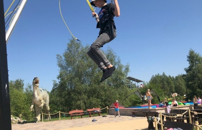 W dniach 15-18 maja 2024 roku uczniowie klas 4A i 5B wybrali się na wycieczkę do Łeby. Oto krótkie podsumowanie ich przygody.
Wizyta w Słowińskim Parku Narodowym była niezapomniana. Ruchome wydmy to unikalne miejsce, gdzie piaskowe pagórki przemieszczają się pod wpływem wiatru. Uczniowie mieli okazję spacerować po tych wydmach i podziwiać piękno natury.
W Łebie Parku czekało na nich wiele atrakcji: Zamek Strachu - dla odważnych, którzy lubią emocje; pojazdy Flinstonów - ciekawa atrakcja dla fanów kultowego serialu, Kopalnia złota - poszukiwanie skarbów; Labirynt magicznych luster - złudzenie nieskończonego lustra; zjeżdżalnie wodne 4 w 1 oraz zjeżdżalnia Boomerang - dla fanów wodnych atrakcji, zjazd na pontonach bez potrzeby przebierania się w stroje kąpielowe, wysokość ślizgu – 10 metrów; Diabelski Młyn, wysoki na 27 metrów wyposażony w 20 gondoli stoi nieopodal naszych zjeżdżalni, widok z góry zapiera dech w piersiach; park trampolin - ogromna przestrzeń, wypełniona parkourem, trampolinami, koszykówką, a także miejscem do robienia salt,  po których bezpiecznie wylądujesz na poduchę; autodrom - atrakcja którą zna niemal każdy! To must-have każdego parku rozrywki.
Uczniowie przemieszczali się po Łebie na melexach, co było wygodnym i ekscytującym środkiem transportu. Na koniec dnia uczniowie odpoczywali w Ośrodku Wypoczynkowym Fregata, gdzie mogli zrelaksować się po pełnym wrażeń dniu.
Wycieczka była udana, a uczniowie wrócili do domu z pięknymi wspomnieniami!