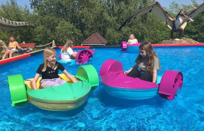 W dniach 15-18 maja 2024 roku uczniowie klas 4A i 5B wybrali się na wycieczkę do Łeby. Oto krótkie podsumowanie ich przygody.
Wizyta w Słowińskim Parku Narodowym była niezapomniana. Ruchome wydmy to unikalne miejsce, gdzie piaskowe pagórki przemieszczają się pod wpływem wiatru. Uczniowie mieli okazję spacerować po tych wydmach i podziwiać piękno natury.
W Łebie Parku czekało na nich wiele atrakcji: Zamek Strachu - dla odważnych, którzy lubią emocje; pojazdy Flinstonów - ciekawa atrakcja dla fanów kultowego serialu, Kopalnia złota - poszukiwanie skarbów; Labirynt magicznych luster - złudzenie nieskończonego lustra; zjeżdżalnie wodne 4 w 1 oraz zjeżdżalnia Boomerang - dla fanów wodnych atrakcji, zjazd na pontonach bez potrzeby przebierania się w stroje kąpielowe, wysokość ślizgu – 10 metrów; Diabelski Młyn, wysoki na 27 metrów wyposażony w 20 gondoli stoi nieopodal naszych zjeżdżalni, widok z góry zapiera dech w piersiach; park trampolin - ogromna przestrzeń, wypełniona parkourem, trampolinami, koszykówką, a także miejscem do robienia salt,  po których bezpiecznie wylądujesz na poduchę; autodrom - atrakcja którą zna niemal każdy! To must-have każdego parku rozrywki.
Uczniowie przemieszczali się po Łebie na melexach, co było wygodnym i ekscytującym środkiem transportu. Na koniec dnia uczniowie odpoczywali w Ośrodku Wypoczynkowym Fregata, gdzie mogli zrelaksować się po pełnym wrażeń dniu.
Wycieczka była udana, a uczniowie wrócili do domu z pięknymi wspomnieniami!