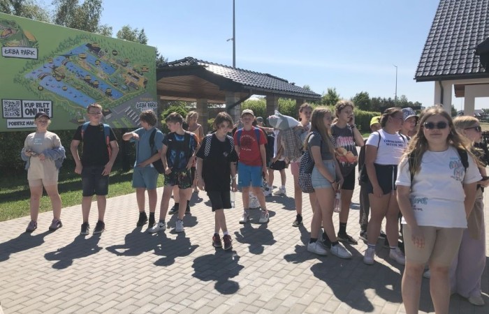 W dniach 15-18 maja 2024 roku uczniowie klas 4A i 5B wybrali się na wycieczkę do Łeby. Oto krótkie podsumowanie ich przygody.
Wizyta w Słowińskim Parku Narodowym była niezapomniana. Ruchome wydmy to unikalne miejsce, gdzie piaskowe pagórki przemieszczają się pod wpływem wiatru. Uczniowie mieli okazję spacerować po tych wydmach i podziwiać piękno natury.
W Łebie Parku czekało na nich wiele atrakcji: Zamek Strachu - dla odważnych, którzy lubią emocje; pojazdy Flinstonów - ciekawa atrakcja dla fanów kultowego serialu, Kopalnia złota - poszukiwanie skarbów; Labirynt magicznych luster - złudzenie nieskończonego lustra; zjeżdżalnie wodne 4 w 1 oraz zjeżdżalnia Boomerang - dla fanów wodnych atrakcji, zjazd na pontonach bez potrzeby przebierania się w stroje kąpielowe, wysokość ślizgu – 10 metrów; Diabelski Młyn, wysoki na 27 metrów wyposażony w 20 gondoli stoi nieopodal naszych zjeżdżalni, widok z góry zapiera dech w piersiach; park trampolin - ogromna przestrzeń, wypełniona parkourem, trampolinami, koszykówką, a także miejscem do robienia salt,  po których bezpiecznie wylądujesz na poduchę; autodrom - atrakcja którą zna niemal każdy! To must-have każdego parku rozrywki.
Uczniowie przemieszczali się po Łebie na melexach, co było wygodnym i ekscytującym środkiem transportu. Na koniec dnia uczniowie odpoczywali w Ośrodku Wypoczynkowym Fregata, gdzie mogli zrelaksować się po pełnym wrażeń dniu.
Wycieczka była udana, a uczniowie wrócili do domu z pięknymi wspomnieniami!