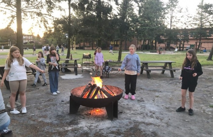 W dniach 15-18 maja 2024 roku uczniowie klas 4A i 5B wybrali się na wycieczkę do Łeby. Oto krótkie podsumowanie ich przygody.
Wizyta w Słowińskim Parku Narodowym była niezapomniana. Ruchome wydmy to unikalne miejsce, gdzie piaskowe pagórki przemieszczają się pod wpływem wiatru. Uczniowie mieli okazję spacerować po tych wydmach i podziwiać piękno natury.
W Łebie Parku czekało na nich wiele atrakcji: Zamek Strachu - dla odważnych, którzy lubią emocje; pojazdy Flinstonów - ciekawa atrakcja dla fanów kultowego serialu, Kopalnia złota - poszukiwanie skarbów; Labirynt magicznych luster - złudzenie nieskończonego lustra; zjeżdżalnie wodne 4 w 1 oraz zjeżdżalnia Boomerang - dla fanów wodnych atrakcji, zjazd na pontonach bez potrzeby przebierania się w stroje kąpielowe, wysokość ślizgu – 10 metrów; Diabelski Młyn, wysoki na 27 metrów wyposażony w 20 gondoli stoi nieopodal naszych zjeżdżalni, widok z góry zapiera dech w piersiach; park trampolin - ogromna przestrzeń, wypełniona parkourem, trampolinami, koszykówką, a także miejscem do robienia salt,  po których bezpiecznie wylądujesz na poduchę; autodrom - atrakcja którą zna niemal każdy! To must-have każdego parku rozrywki.
Uczniowie przemieszczali się po Łebie na melexach, co było wygodnym i ekscytującym środkiem transportu. Na koniec dnia uczniowie odpoczywali w Ośrodku Wypoczynkowym Fregata, gdzie mogli zrelaksować się po pełnym wrażeń dniu.
Wycieczka była udana, a uczniowie wrócili do domu z pięknymi wspomnieniami!