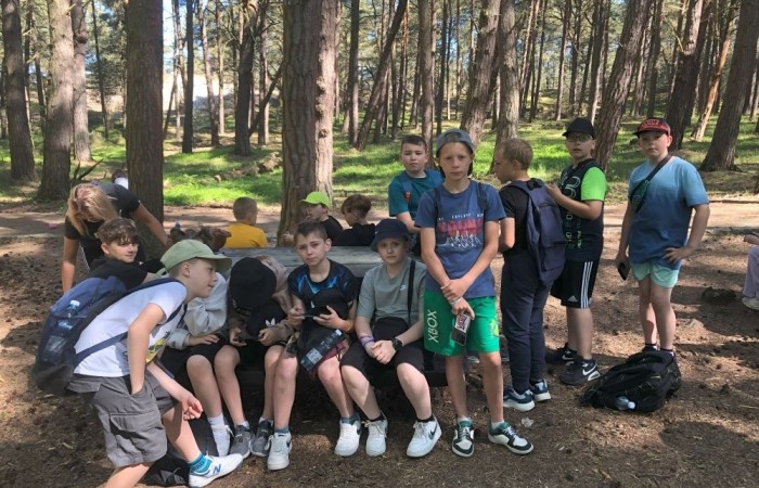 W dniach 15-18 maja 2024 roku uczniowie klas 4A i 5B wybrali się na wycieczkę do Łeby. Oto krótkie podsumowanie ich przygody.
Wizyta w Słowińskim Parku Narodowym była niezapomniana. Ruchome wydmy to unikalne miejsce, gdzie piaskowe pagórki przemieszczają się pod wpływem wiatru. Uczniowie mieli okazję spacerować po tych wydmach i podziwiać piękno natury.
W Łebie Parku czekało na nich wiele atrakcji: Zamek Strachu - dla odważnych, którzy lubią emocje; pojazdy Flinstonów - ciekawa atrakcja dla fanów kultowego serialu, Kopalnia złota - poszukiwanie skarbów; Labirynt magicznych luster - złudzenie nieskończonego lustra; zjeżdżalnie wodne 4 w 1 oraz zjeżdżalnia Boomerang - dla fanów wodnych atrakcji, zjazd na pontonach bez potrzeby przebierania się w stroje kąpielowe, wysokość ślizgu – 10 metrów; Diabelski Młyn, wysoki na 27 metrów wyposażony w 20 gondoli stoi nieopodal naszych zjeżdżalni, widok z góry zapiera dech w piersiach; park trampolin - ogromna przestrzeń, wypełniona parkourem, trampolinami, koszykówką, a także miejscem do robienia salt,  po których bezpiecznie wylądujesz na poduchę; autodrom - atrakcja którą zna niemal każdy! To must-have każdego parku rozrywki.
Uczniowie przemieszczali się po Łebie na melexach, co było wygodnym i ekscytującym środkiem transportu. Na koniec dnia uczniowie odpoczywali w Ośrodku Wypoczynkowym Fregata, gdzie mogli zrelaksować się po pełnym wrażeń dniu.
Wycieczka była udana, a uczniowie wrócili do domu z pięknymi wspomnieniami!