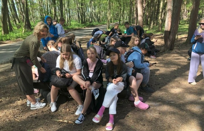 W dniach 15-18 maja 2024 roku uczniowie klas 4A i 5B wybrali się na wycieczkę do Łeby. Oto krótkie podsumowanie ich przygody.
Wizyta w Słowińskim Parku Narodowym była niezapomniana. Ruchome wydmy to unikalne miejsce, gdzie piaskowe pagórki przemieszczają się pod wpływem wiatru. Uczniowie mieli okazję spacerować po tych wydmach i podziwiać piękno natury.
W Łebie Parku czekało na nich wiele atrakcji: Zamek Strachu - dla odważnych, którzy lubią emocje; pojazdy Flinstonów - ciekawa atrakcja dla fanów kultowego serialu, Kopalnia złota - poszukiwanie skarbów; Labirynt magicznych luster - złudzenie nieskończonego lustra; zjeżdżalnie wodne 4 w 1 oraz zjeżdżalnia Boomerang - dla fanów wodnych atrakcji, zjazd na pontonach bez potrzeby przebierania się w stroje kąpielowe, wysokość ślizgu – 10 metrów; Diabelski Młyn, wysoki na 27 metrów wyposażony w 20 gondoli stoi nieopodal naszych zjeżdżalni, widok z góry zapiera dech w piersiach; park trampolin - ogromna przestrzeń, wypełniona parkourem, trampolinami, koszykówką, a także miejscem do robienia salt,  po których bezpiecznie wylądujesz na poduchę; autodrom - atrakcja którą zna niemal każdy! To must-have każdego parku rozrywki.
Uczniowie przemieszczali się po Łebie na melexach, co było wygodnym i ekscytującym środkiem transportu. Na koniec dnia uczniowie odpoczywali w Ośrodku Wypoczynkowym Fregata, gdzie mogli zrelaksować się po pełnym wrażeń dniu.
Wycieczka była udana, a uczniowie wrócili do domu z pięknymi wspomnieniami!