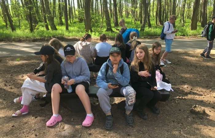 W dniach 15-18 maja 2024 roku uczniowie klas 4A i 5B wybrali się na wycieczkę do Łeby. Oto krótkie podsumowanie ich przygody.
Wizyta w Słowińskim Parku Narodowym była niezapomniana. Ruchome wydmy to unikalne miejsce, gdzie piaskowe pagórki przemieszczają się pod wpływem wiatru. Uczniowie mieli okazję spacerować po tych wydmach i podziwiać piękno natury.
W Łebie Parku czekało na nich wiele atrakcji: Zamek Strachu - dla odważnych, którzy lubią emocje; pojazdy Flinstonów - ciekawa atrakcja dla fanów kultowego serialu, Kopalnia złota - poszukiwanie skarbów; Labirynt magicznych luster - złudzenie nieskończonego lustra; zjeżdżalnie wodne 4 w 1 oraz zjeżdżalnia Boomerang - dla fanów wodnych atrakcji, zjazd na pontonach bez potrzeby przebierania się w stroje kąpielowe, wysokość ślizgu – 10 metrów; Diabelski Młyn, wysoki na 27 metrów wyposażony w 20 gondoli stoi nieopodal naszych zjeżdżalni, widok z góry zapiera dech w piersiach; park trampolin - ogromna przestrzeń, wypełniona parkourem, trampolinami, koszykówką, a także miejscem do robienia salt,  po których bezpiecznie wylądujesz na poduchę; autodrom - atrakcja którą zna niemal każdy! To must-have każdego parku rozrywki.
Uczniowie przemieszczali się po Łebie na melexach, co było wygodnym i ekscytującym środkiem transportu. Na koniec dnia uczniowie odpoczywali w Ośrodku Wypoczynkowym Fregata, gdzie mogli zrelaksować się po pełnym wrażeń dniu.
Wycieczka była udana, a uczniowie wrócili do domu z pięknymi wspomnieniami!