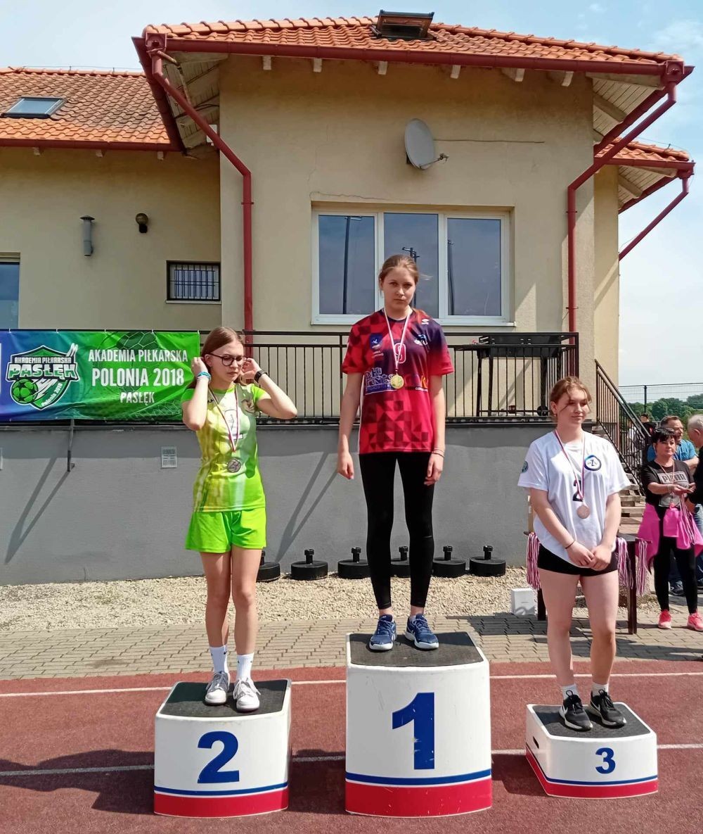 Bardzo udany start naszych uczniów w zawodach lekkoatletycznych na stadionie miejskim MOSiR w Pasłęku. W sumie zdobyliśmy 11 medali w tym 6 złotych. 
Złote medale zdobyli:
Aniela Borkowska – kl. 8a w pchnięciu kula
Emilia Wiśniewska – kl. 8a w biegu na 300m 
Kacper Nadrowski – kl. 8b w biegu na 100m
Oskar Buczak – kl. 7b w skoku wzwyż 
Sztafeta dziewcząt – Marta Paluch, Julia Mikołajka, Emilia Wiśniewska, Kaja Buska. 
Sztafeta chłopców -  Paweł Lenard, Janek Szczepankowski, Kacper Nadrowski, Oskar Buczak. 
Gratulacje i brawa dla wszystkich uczniów, którzy reprezentowali naszą szkołę. 
