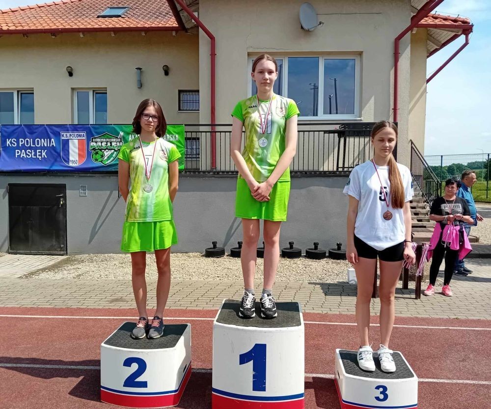 Bardzo udany start naszych uczniów w zawodach lekkoatletycznych na stadionie miejskim MOSiR w Pasłęku. W sumie zdobyliśmy 11 medali w tym 6 złotych. 
Złote medale zdobyli:
Aniela Borkowska – kl. 8a w pchnięciu kula
Emilia Wiśniewska – kl. 8a w biegu na 300m 
Kacper Nadrowski – kl. 8b w biegu na 100m
Oskar Buczak – kl. 7b w skoku wzwyż 
Sztafeta dziewcząt – Marta Paluch, Julia Mikołajka, Emilia Wiśniewska, Kaja Buska. 
Sztafeta chłopców -  Paweł Lenard, Janek Szczepankowski, Kacper Nadrowski, Oskar Buczak. 
Gratulacje i brawa dla wszystkich uczniów, którzy reprezentowali naszą szkołę. 
