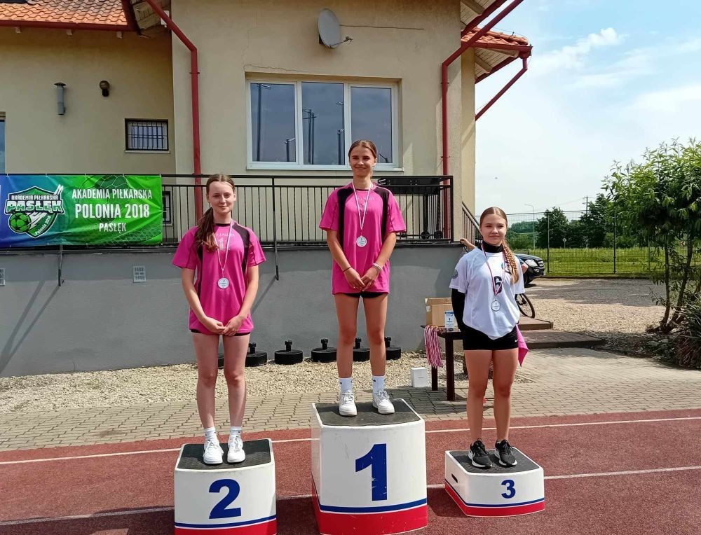 Bardzo udany start naszych uczniów w zawodach lekkoatletycznych na stadionie miejskim MOSiR w Pasłęku. W sumie zdobyliśmy 11 medali w tym 6 złotych. 
Złote medale zdobyli:
Aniela Borkowska – kl. 8a w pchnięciu kula
Emilia Wiśniewska – kl. 8a w biegu na 300m 
Kacper Nadrowski – kl. 8b w biegu na 100m
Oskar Buczak – kl. 7b w skoku wzwyż 
Sztafeta dziewcząt – Marta Paluch, Julia Mikołajka, Emilia Wiśniewska, Kaja Buska. 
Sztafeta chłopców -  Paweł Lenard, Janek Szczepankowski, Kacper Nadrowski, Oskar Buczak. 
Gratulacje i brawa dla wszystkich uczniów, którzy reprezentowali naszą szkołę. 
