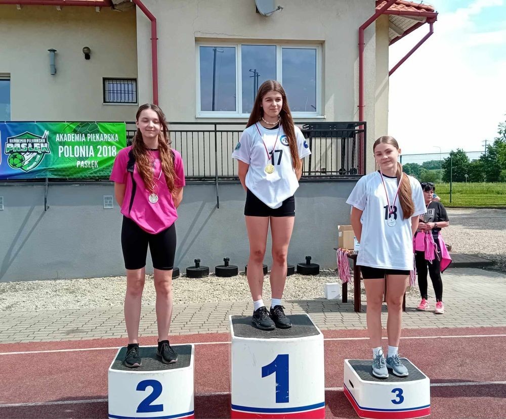 Bardzo udany start naszych uczniów w zawodach lekkoatletycznych na stadionie miejskim MOSiR w Pasłęku. W sumie zdobyliśmy 11 medali w tym 6 złotych. 
Złote medale zdobyli:
Aniela Borkowska – kl. 8a w pchnięciu kula
Emilia Wiśniewska – kl. 8a w biegu na 300m 
Kacper Nadrowski – kl. 8b w biegu na 100m
Oskar Buczak – kl. 7b w skoku wzwyż 
Sztafeta dziewcząt – Marta Paluch, Julia Mikołajka, Emilia Wiśniewska, Kaja Buska. 
Sztafeta chłopców -  Paweł Lenard, Janek Szczepankowski, Kacper Nadrowski, Oskar Buczak. 
Gratulacje i brawa dla wszystkich uczniów, którzy reprezentowali naszą szkołę. 
