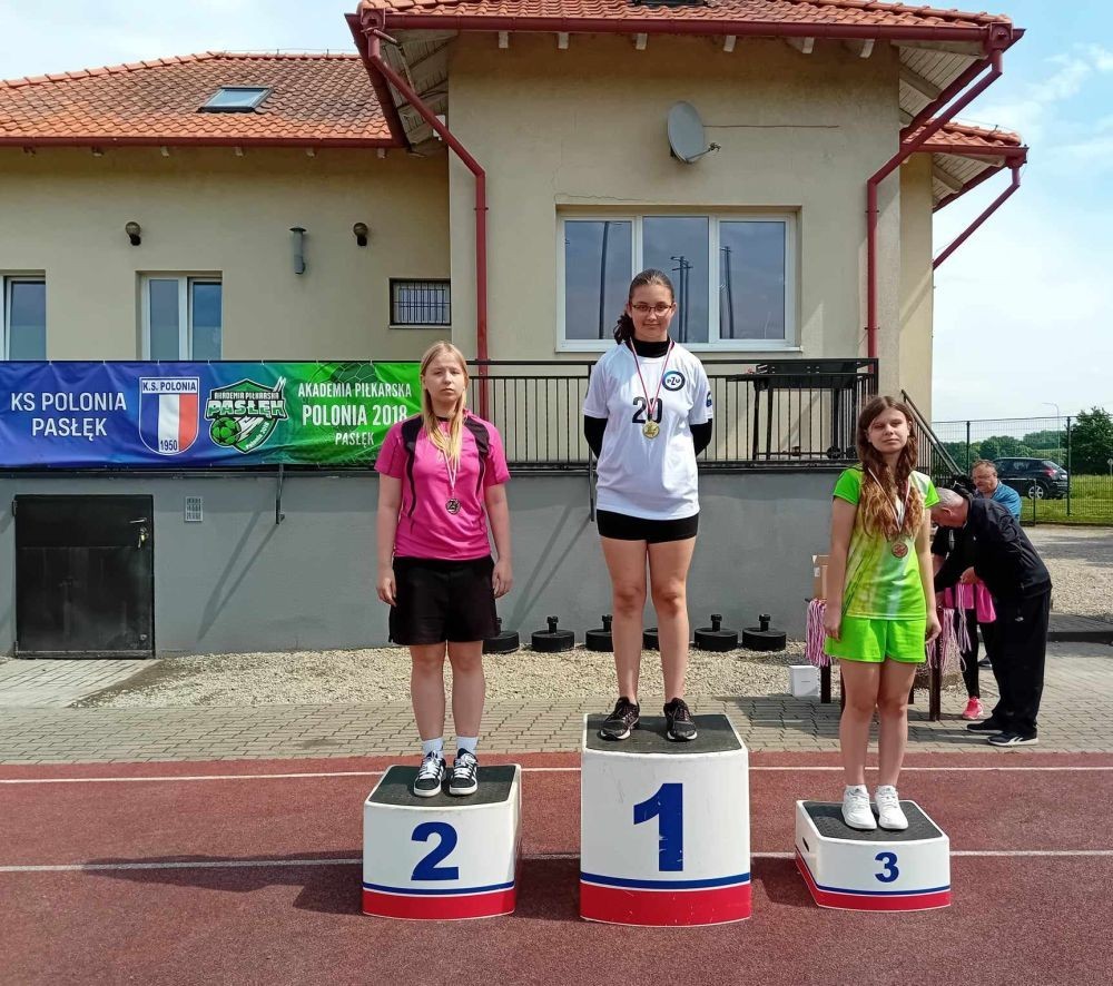 Bardzo udany start naszych uczniów w zawodach lekkoatletycznych na stadionie miejskim MOSiR w Pasłęku. W sumie zdobyliśmy 11 medali w tym 6 złotych. 
Złote medale zdobyli:
Aniela Borkowska – kl. 8a w pchnięciu kula
Emilia Wiśniewska – kl. 8a w biegu na 300m 
Kacper Nadrowski – kl. 8b w biegu na 100m
Oskar Buczak – kl. 7b w skoku wzwyż 
Sztafeta dziewcząt – Marta Paluch, Julia Mikołajka, Emilia Wiśniewska, Kaja Buska. 
Sztafeta chłopców -  Paweł Lenard, Janek Szczepankowski, Kacper Nadrowski, Oskar Buczak. 
Gratulacje i brawa dla wszystkich uczniów, którzy reprezentowali naszą szkołę. 
