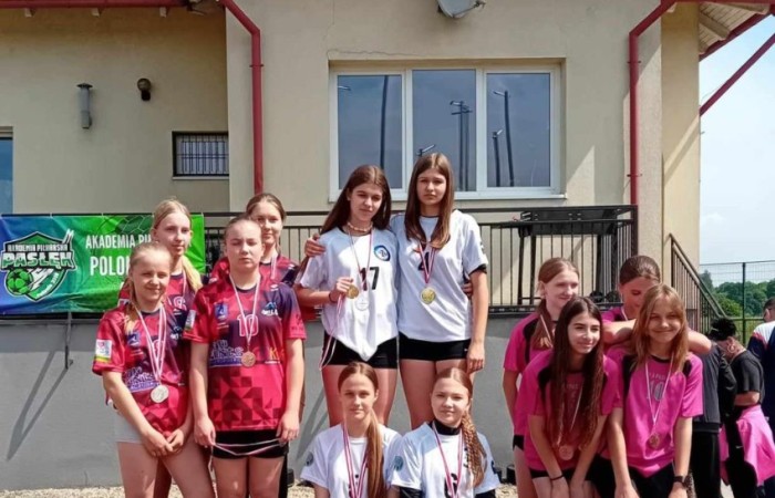 Bardzo udany start naszych uczniów w zawodach lekkoatletycznych na stadionie miejskim MOSiR w Pasłęku. W sumie zdobyliśmy 11 medali w tym 6 złotych. 
Złote medale zdobyli:
Aniela Borkowska – kl. 8a w pchnięciu kula
Emilia Wiśniewska – kl. 8a w biegu na 300m 
Kacper Nadrowski – kl. 8b w biegu na 100m
Oskar Buczak – kl. 7b w skoku wzwyż 
Sztafeta dziewcząt – Marta Paluch, Julia Mikołajka, Emilia Wiśniewska, Kaja Buska. 
Sztafeta chłopców -  Paweł Lenard, Janek Szczepankowski, Kacper Nadrowski, Oskar Buczak. 
Gratulacje i brawa dla wszystkich uczniów, którzy reprezentowali naszą szkołę. 
