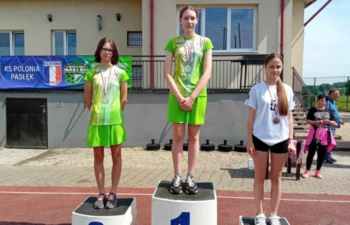 Bardzo udany start naszych uczniów w zawodach lekkoatletycznych na stadionie miejskim MOSiR w Pasłęku. W sumie zdobyliśmy 11 medali w tym 6 złotych. 
Złote medale zdobyli:
Aniela Borkowska – kl. 8a w pchnięciu kula
Emilia Wiśniewska – kl. 8a w biegu na 300m 
Kacper Nadrowski – kl. 8b w biegu na 100m
Oskar Buczak – kl. 7b w skoku wzwyż 
Sztafeta dziewcząt – Marta Paluch, Julia Mikołajka, Emilia Wiśniewska, Kaja Buska. 
Sztafeta chłopców -  Paweł Lenard, Janek Szczepankowski, Kacper Nadrowski, Oskar Buczak. 
Gratulacje i brawa dla wszystkich uczniów, którzy reprezentowali naszą szkołę. 
