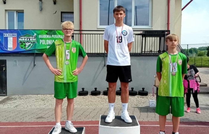 Bardzo udany start naszych uczniów w zawodach lekkoatletycznych na stadionie miejskim MOSiR w Pasłęku. W sumie zdobyliśmy 11 medali w tym 6 złotych. 
Złote medale zdobyli:
Aniela Borkowska – kl. 8a w pchnięciu kula
Emilia Wiśniewska – kl. 8a w biegu na 300m 
Kacper Nadrowski – kl. 8b w biegu na 100m
Oskar Buczak – kl. 7b w skoku wzwyż 
Sztafeta dziewcząt – Marta Paluch, Julia Mikołajka, Emilia Wiśniewska, Kaja Buska. 
Sztafeta chłopców -  Paweł Lenard, Janek Szczepankowski, Kacper Nadrowski, Oskar Buczak. 
Gratulacje i brawa dla wszystkich uczniów, którzy reprezentowali naszą szkołę. 
