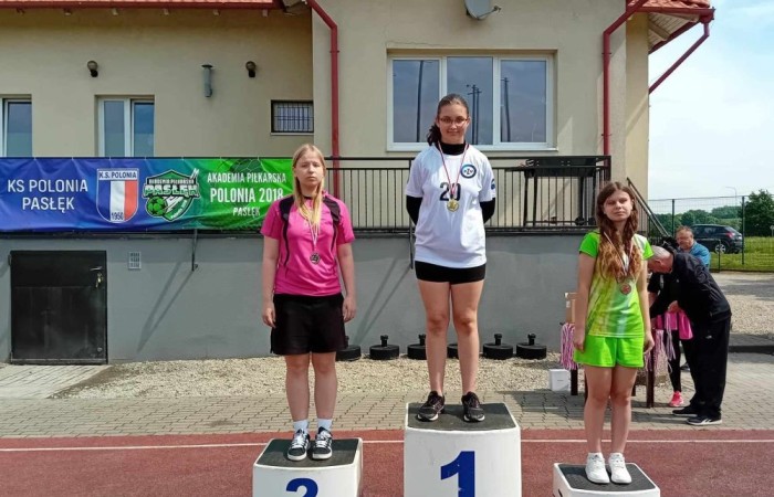 Bardzo udany start naszych uczniów w zawodach lekkoatletycznych na stadionie miejskim MOSiR w Pasłęku. W sumie zdobyliśmy 11 medali w tym 6 złotych. 
Złote medale zdobyli:
Aniela Borkowska – kl. 8a w pchnięciu kula
Emilia Wiśniewska – kl. 8a w biegu na 300m 
Kacper Nadrowski – kl. 8b w biegu na 100m
Oskar Buczak – kl. 7b w skoku wzwyż 
Sztafeta dziewcząt – Marta Paluch, Julia Mikołajka, Emilia Wiśniewska, Kaja Buska. 
Sztafeta chłopców -  Paweł Lenard, Janek Szczepankowski, Kacper Nadrowski, Oskar Buczak. 
Gratulacje i brawa dla wszystkich uczniów, którzy reprezentowali naszą szkołę. 
