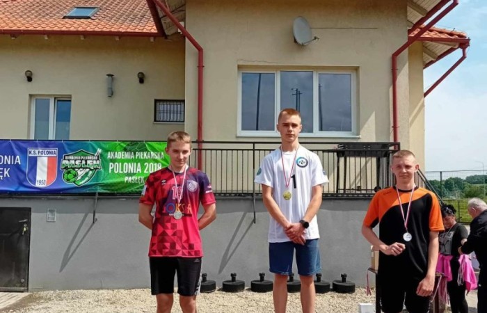 Bardzo udany start naszych uczniów w zawodach lekkoatletycznych na stadionie miejskim MOSiR w Pasłęku. W sumie zdobyliśmy 11 medali w tym 6 złotych. 
Złote medale zdobyli:
Aniela Borkowska – kl. 8a w pchnięciu kula
Emilia Wiśniewska – kl. 8a w biegu na 300m 
Kacper Nadrowski – kl. 8b w biegu na 100m
Oskar Buczak – kl. 7b w skoku wzwyż 
Sztafeta dziewcząt – Marta Paluch, Julia Mikołajka, Emilia Wiśniewska, Kaja Buska. 
Sztafeta chłopców -  Paweł Lenard, Janek Szczepankowski, Kacper Nadrowski, Oskar Buczak. 
Gratulacje i brawa dla wszystkich uczniów, którzy reprezentowali naszą szkołę. 
