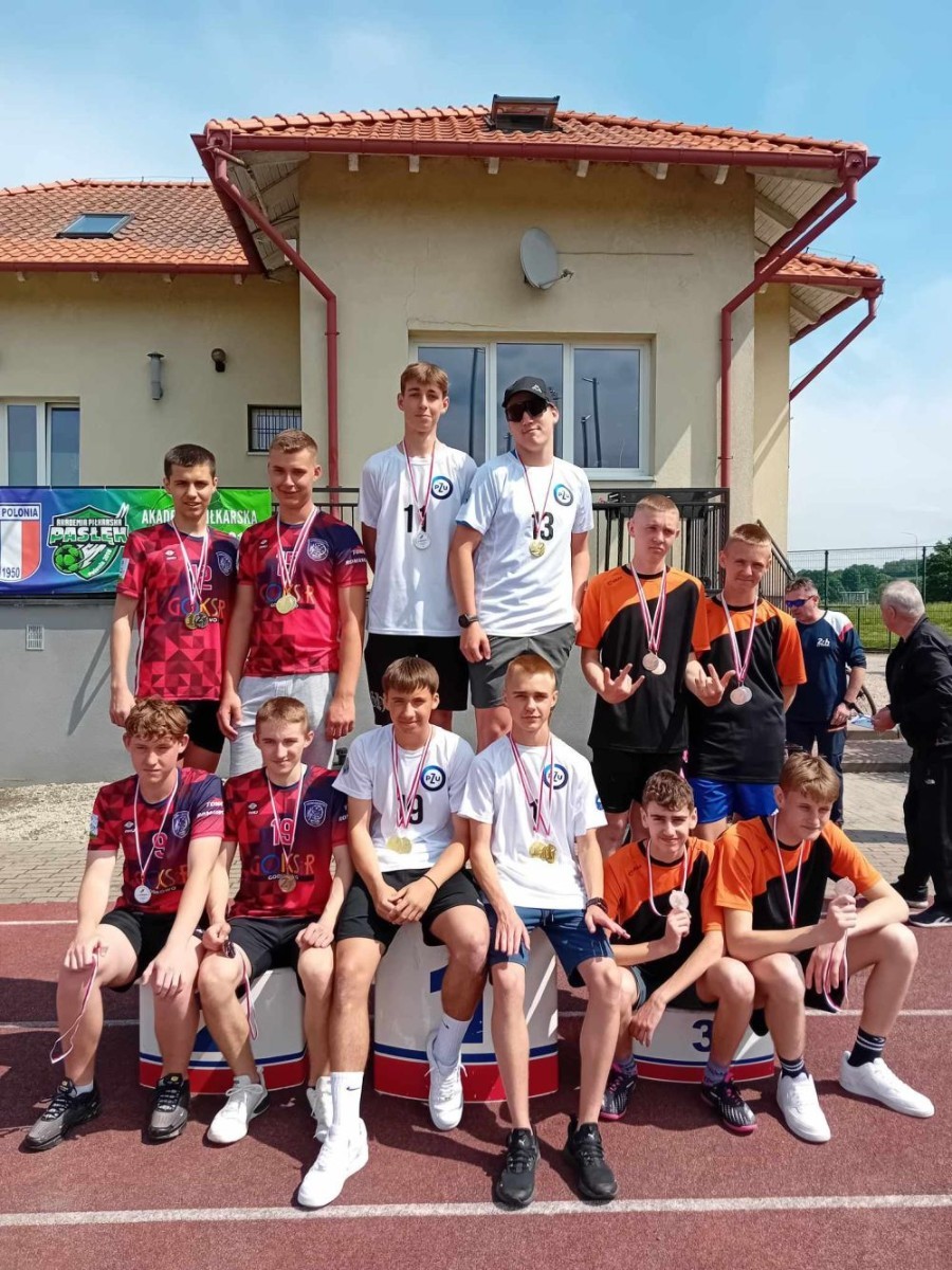 Bardzo udany start naszych uczniów w zawodach lekkoatletycznych na stadionie miejskim MOSiR w Pasłęku. W sumie zdobyliśmy 11 medali w tym 6 złotych. 
Złote medale zdobyli:
Aniela Borkowska – kl. 8a w pchnięciu kula
Emilia Wiśniewska – kl. 8a w biegu na 300m 
Kacper Nadrowski – kl. 8b w biegu na 100m
Oskar Buczak – kl. 7b w skoku wzwyż 
Sztafeta dziewcząt – Marta Paluch, Julia Mikołajka, Emilia Wiśniewska, Kaja Buska. 
Sztafeta chłopców -  Paweł Lenard, Janek Szczepankowski, Kacper Nadrowski, Oskar Buczak. 
Gratulacje i brawa dla wszystkich uczniów, którzy reprezentowali naszą szkołę. 
